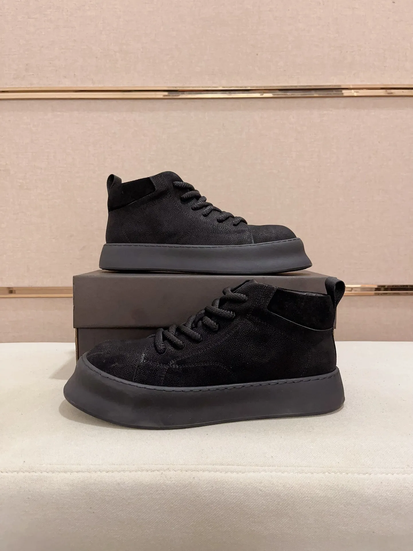 Factory price: 740💰North American men's shoes Ugg ☃️In the special sale of new high-quality men's shoes snow boots in autumn and winter, the nemesis of extreme cold weather! Made of cowhide leather, merino wool lining, and original outsole, whether driving, outdoor or daily wear, there is always one that suits you! Code number 39-44